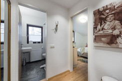 Vorraum mit Blick auf Badezimmer und Schlafzimmer