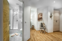 Vorraum mit Blick in ein Bad