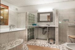 Bad mit Badewanne, Bidet und WC