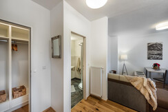 Schrankzimmer mit Blick auf Wohnbereich