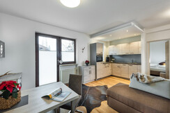 Blick über Essbereich auf Küche