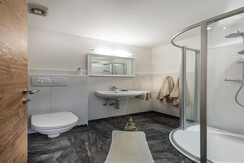 Badezimmer mit Dusche