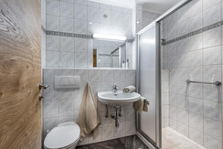 Badezimmer mit Dusche und WC