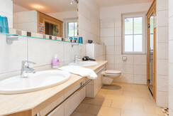 Badezimmer mit Infrarotkabine