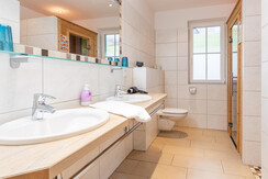 Badezimmer mit Infrarotkabine