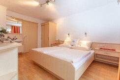1. Schlafzimmer mit Doppelbett