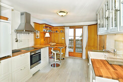 Küche mit Balkontür