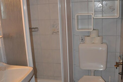 Badezimmer mit Dusche,Waschbecken und WC