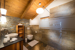 geräumiges Badezimmer