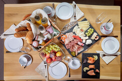 reichhaltiger Genussfrühstückskorb