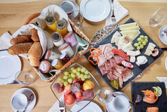 reichhaltiger Genussfrühstückskorb