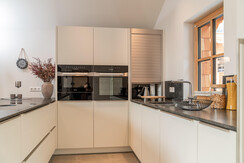 Hochwertige Küche mit Küchengeräte von Miele