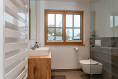 Badezimmer mit Dusche & WC