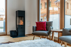 entspannt ein buch lesen am Kamin