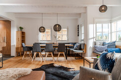 sehr geräumige Wohnküche mit gemütlicher Sitzecke