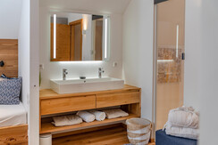 Gesamt drei Badezimmer