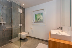 modernes Badezimmer mit Dusche