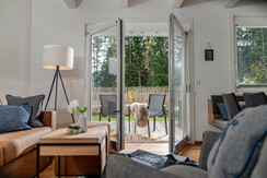 Wohnzimmer mit Zugang zur Sonnenterrasse