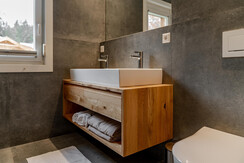 Gesamt zwei Badezimmer