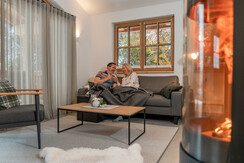 Gemeinsame Zeit am offenen Kamin