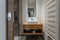 Gesamt zwei Badezimmer