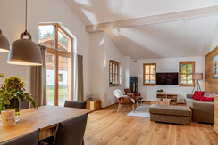 Großzügiger Wohnraum mit Panorama Glasfront