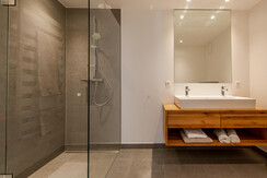 Gesamt zwei Badezimmer