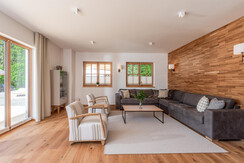 großzügiges Wohnzimmer