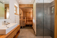 Gesamt drei Badezimmer