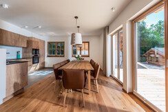 Wohnküche mit Panoramafront & Zugang zur Terrasse