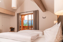 erholt aufstehen und den Urlaub genießen