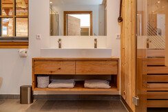 Gesamt drei Badezimmer