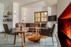 Gemütliche Couch mit Panorama Glasfront