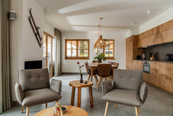 Wohnzimmer mit offener Küche