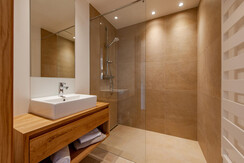 Gesamt drei Badezimmer