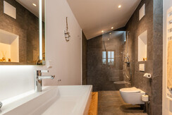 Gesamt vier Badezimmer