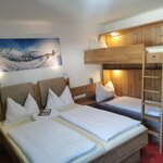 Photo of 4-bed room, shower, toilet, good as new