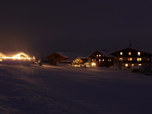 Öd-Bauernhaus im Winter bei Nacht