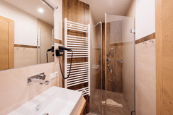 Badezimmer mit Dusche und WC