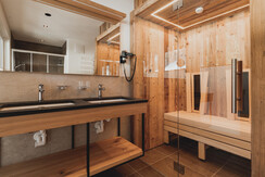 Badezimmer mit Althol-Infrarotkabine