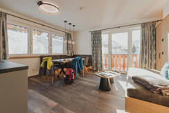 Wohnraum mit Balkon Blick zur Kirche