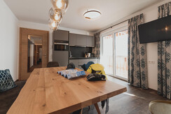 Küche mit Balkon Hochkönigblick und Morgensonne