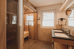 Badezimmer mit Altholz-Infrarotkabine