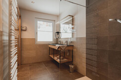 Badezimmer mit Altholz-Infrarotkabine