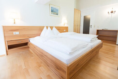 Doppelbett im Wohnbereich