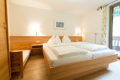 Schlafzimmer mit Kinderbett