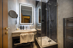 Badezimmer im Schlosshotel Lacknerhof Flachau_WEB-