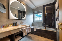 Badezimmer im Schlosshotel Lacknerhof Flachau_WEB-