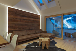 Alpines Wohnzimmer mit Holzwand