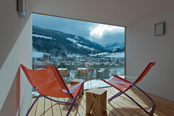 Balkon mit Blick auf verschneite Berge